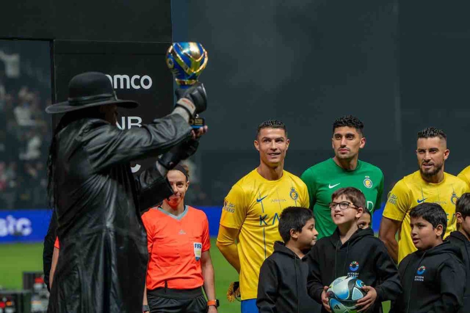 الاندرتيكر اثناء تقديمه لكأس موسم الرياض قبل مباراة النصر والهلال